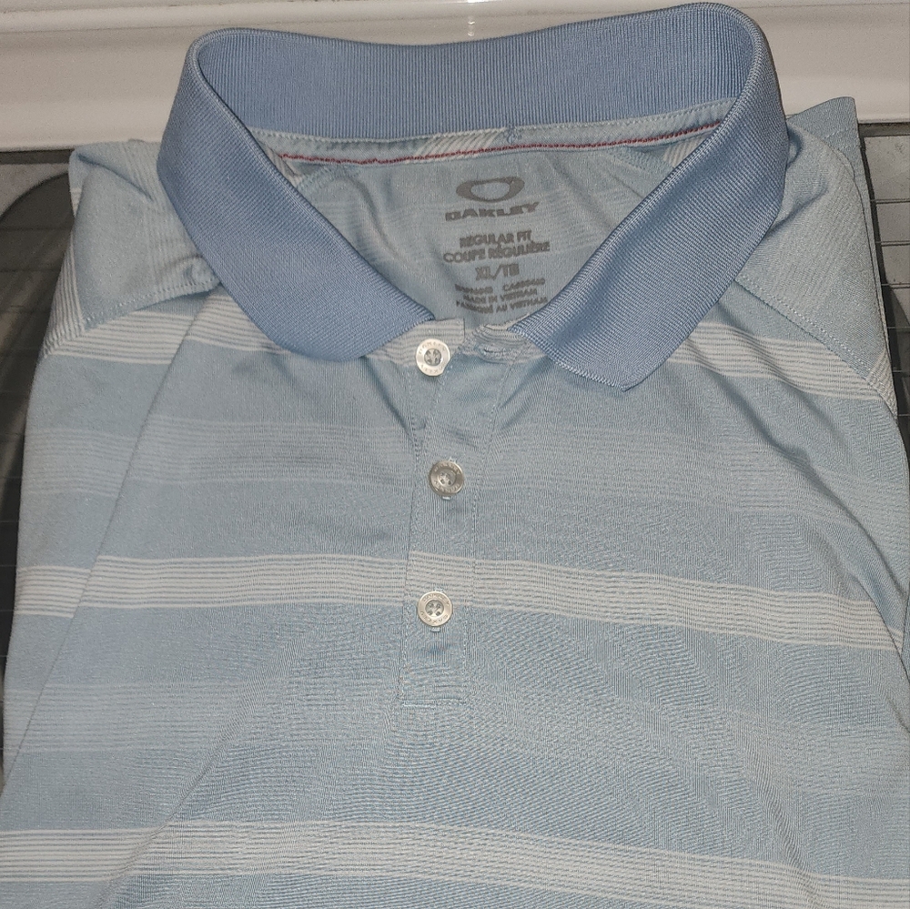 Men's Oakley Golf Polo.  Size XL. Blue Multi-striped.